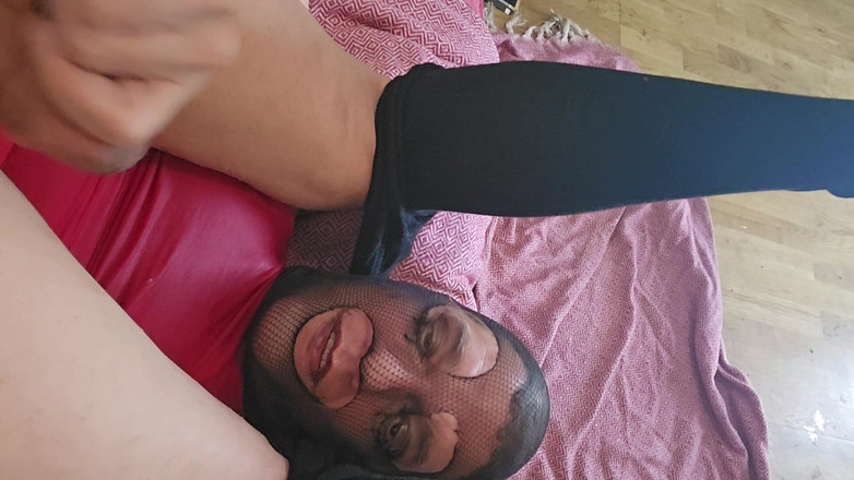 Bound_Sissy: Sissy işiyor ve yüzünü kıpırdatıyor