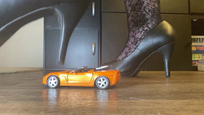 BellaBlast: Crushed Dreams: Gergasi Bootyful Bella Letboh Vs Kereta Sukan Orange