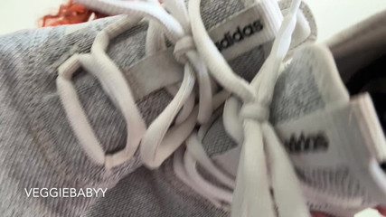 Veggiebabyy: 纵刻薄的女孩让你闻到她那臭的运动鞋