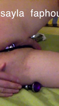 Crosssayla Faphouse modèle joue avec un jouet à plug anal bleu, rose et violet