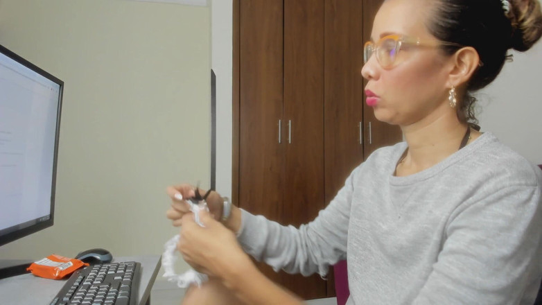 Latin webcam: Curvy Latina Masturbates When She Gets Home From Work to...