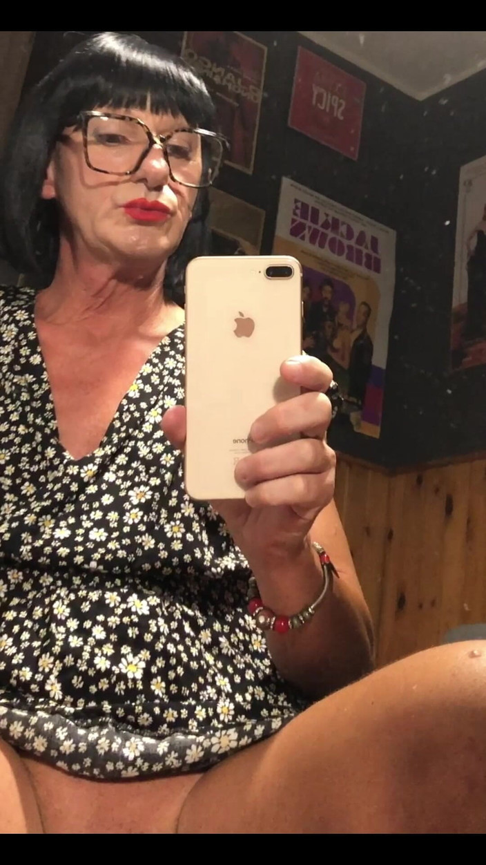 Andreina Naty: Jugando al tonto en mi pequeña habitación