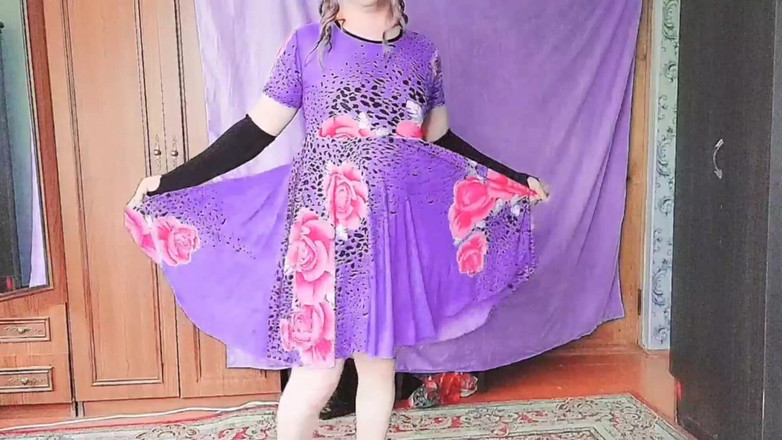 Kitty_Cross: Utangaç görünümlü kadife boğucu giyen muhteşem kadın