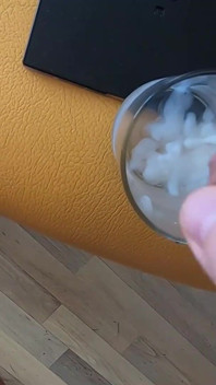 Ze drinkt 11 ladingen verzameld sperma uit een glas