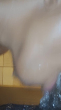 Messy Spit garganta profunda pingando em seus peitões