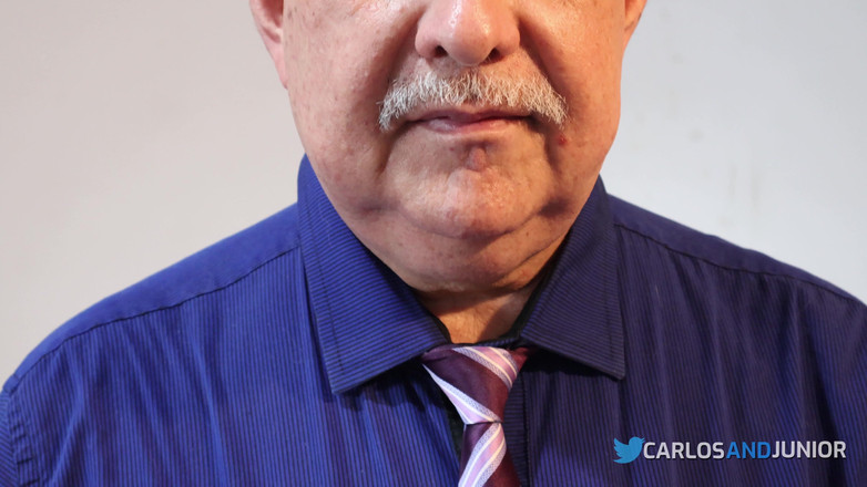 Carlos And Junior: Papi Carlos masturbándose hasta que se corre y luego meando