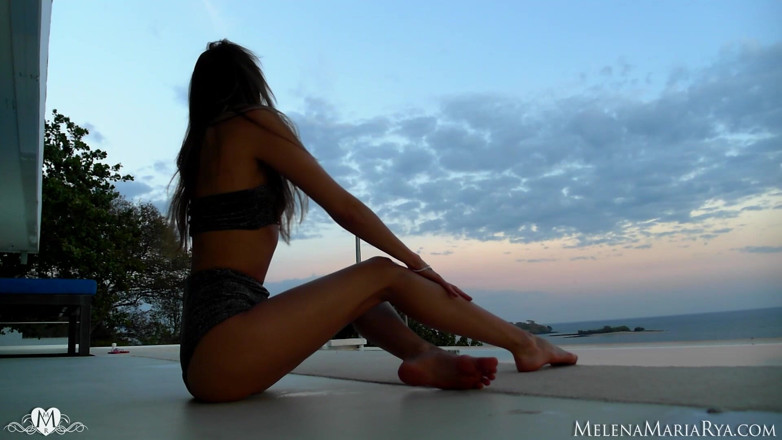 Melena Tara: Apus de soare cu tachinare sexy în pielea goală
