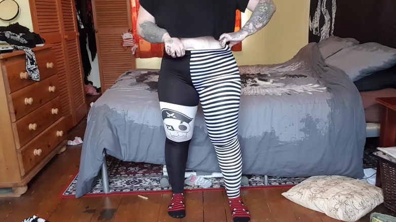Tattooed Milfy Mama: Белая девушка с большой шикарной задницей растягивает и кончает в леггинсах