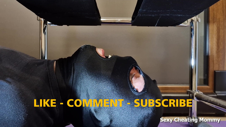 Sexy Cheating Mommy: Mear En La Boca Del Esclavo Y Limpiar El Coño...