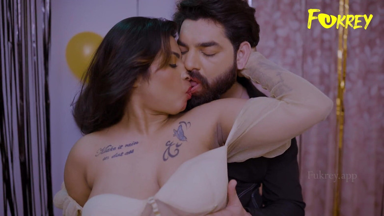 Triflicks: जन्मदिन की पार्टी मैंने और प्रेमिका के साथ सेक्स किया