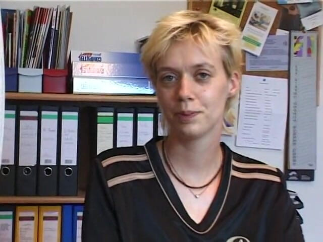 Lucky Wankerz: Gagica blondă amatoare cu țâțe mici savurează masturbarea