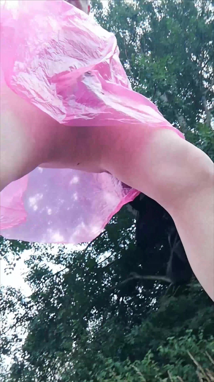 Carmen_Nylonjunge: Em capa de chuva, meia-calça e chinelos na garoa