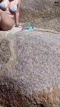 Ngentot pantat bahenol cewek hot ini di pantai