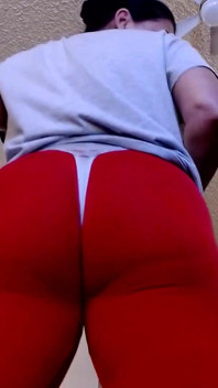 Un legging moulant accroupit son gros cul
