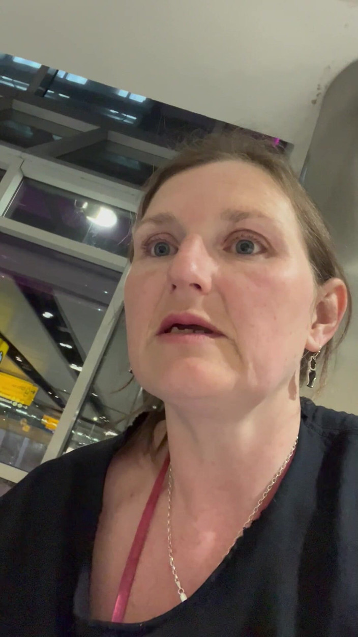 MistressWriggler: Blote tieten op de luchthaven