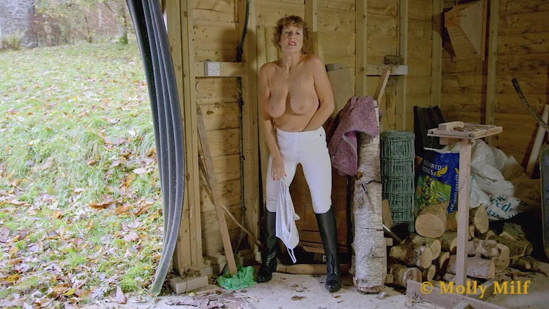 Molly MILF: 热熟女Molly熟女穿着她紧致的性感jodhpurs