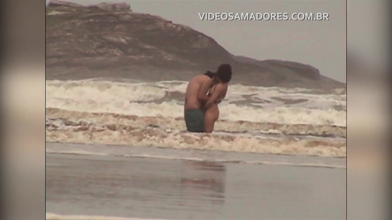 Amateurs videos: Skamlösa par har sex i det grunda havet