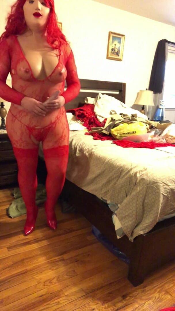 Deanna Doll: Kırmızı elbiseli, striptizli, dildolu Deanna CD bebeği geliyor!