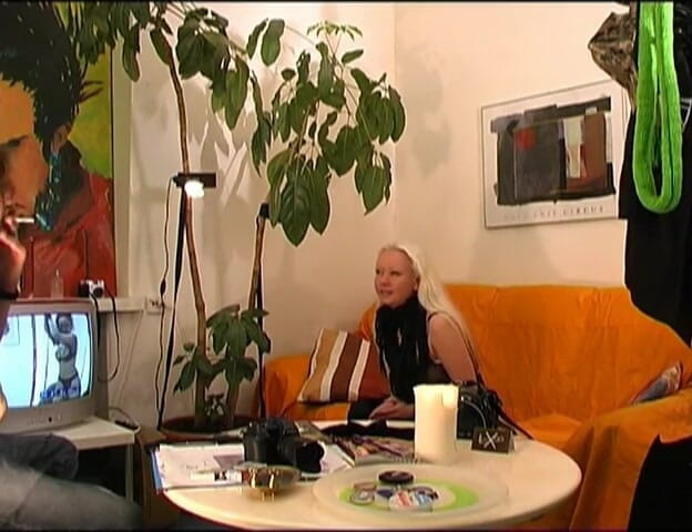Radical: Blondă tânără sexy cu tocuri înalte