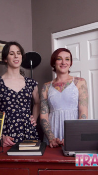 La trans Sophie Ladder séduit une employée de librairie