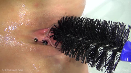 Queen Snake: Chassis wash on her pierced pussy