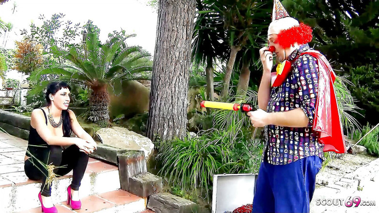 Full porn collection: Badut menghibur suhaila si kurus seksi dengan kontol besarnya