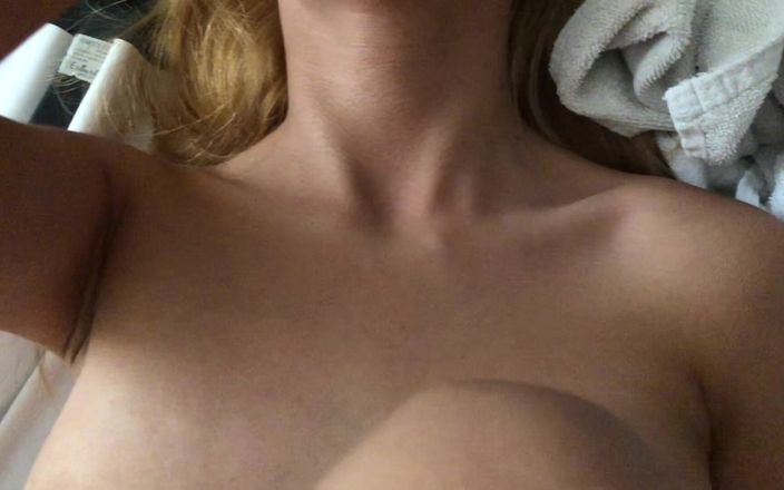 Sex1shop: 하드코어 섹스와 신음하는 사촌의 침대에서