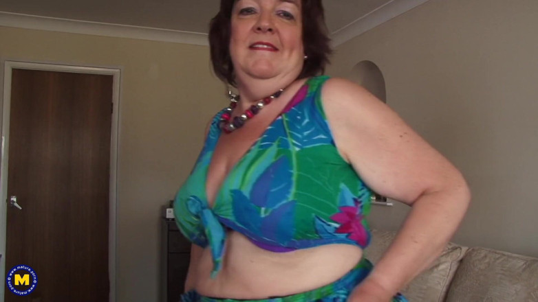 Mature Solo NL: GILF perverso si sgrilletta e gioca con la figa
