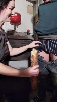 Une maman paysanne baise avec des chaussettes en laine