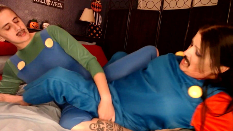 Abby Anna: Lesbisk Cosplay Mario och Luigi Scissoring