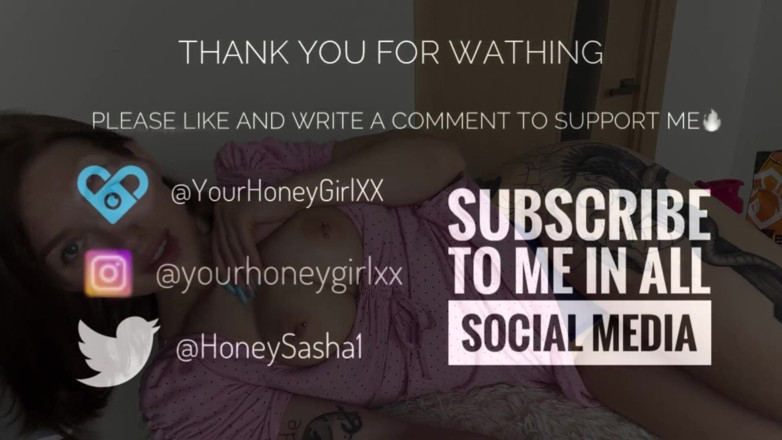 Honey Sasha: Мила дівчина з красивими цицьками посміхається і мастурбує, перебуваючи вдома одна