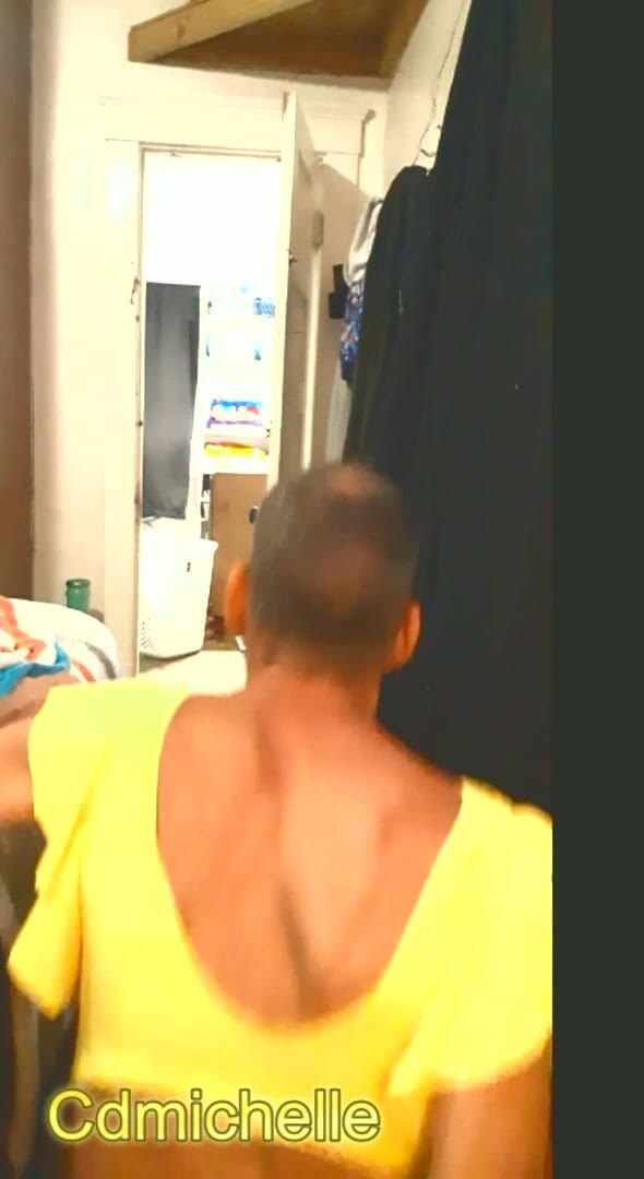 Crossdressers Cd Michelle wearing sexy lingerie: Cdmichelle穿着性感的棕褐色和黄色泳衣