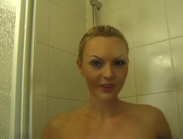 Flash Model Amateurs: Blonde beauty is satisfying herself in the bathroom