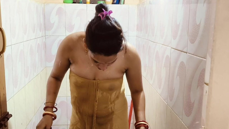Madhu bhabhi: प्राकृतिक गांव के घर पत्नी नग्न स्नान वीडियो