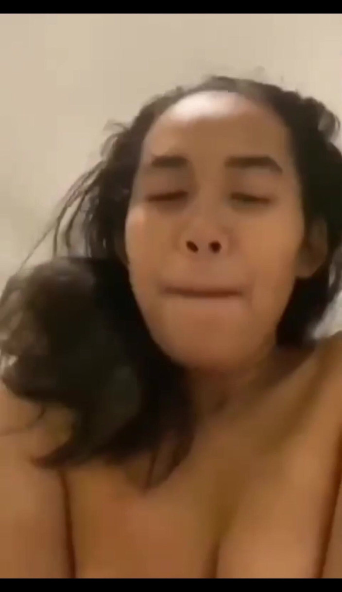 Daralux: Cewek cantik thailand lagi asis memeknya pakai susu