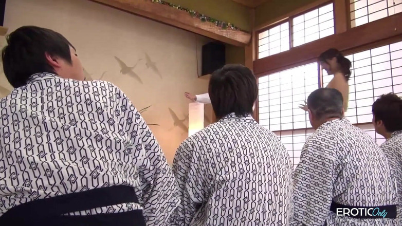 EroticOnlyClips: Mladé asijské holky v divoké skupinové sexuální orgii