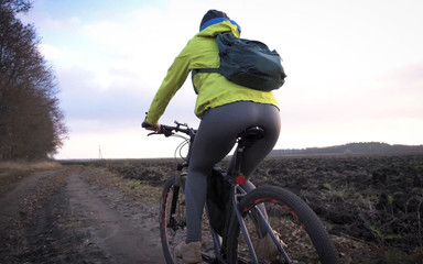 Teasecombo 4K: Echte amateurin in yogahosen reitet eine fahrradansicht von hinten