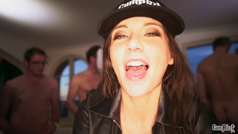 Cumbizz: Fată tocilară prinsă pe ascuns în toaletă în Amsterdam în timpul unui gangbang