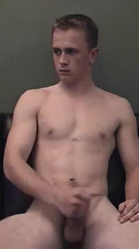 Acest băiat heterosexual sexy a intrat și am vrut să-i beau sperma!