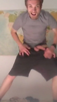 Gehirnloses Goon Bator pisst auf dem boden