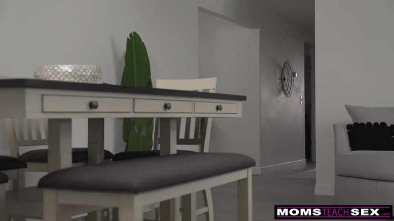 Moms teach sex: Ibu tiri membantu saya mengasah permainan saya - s19:e9