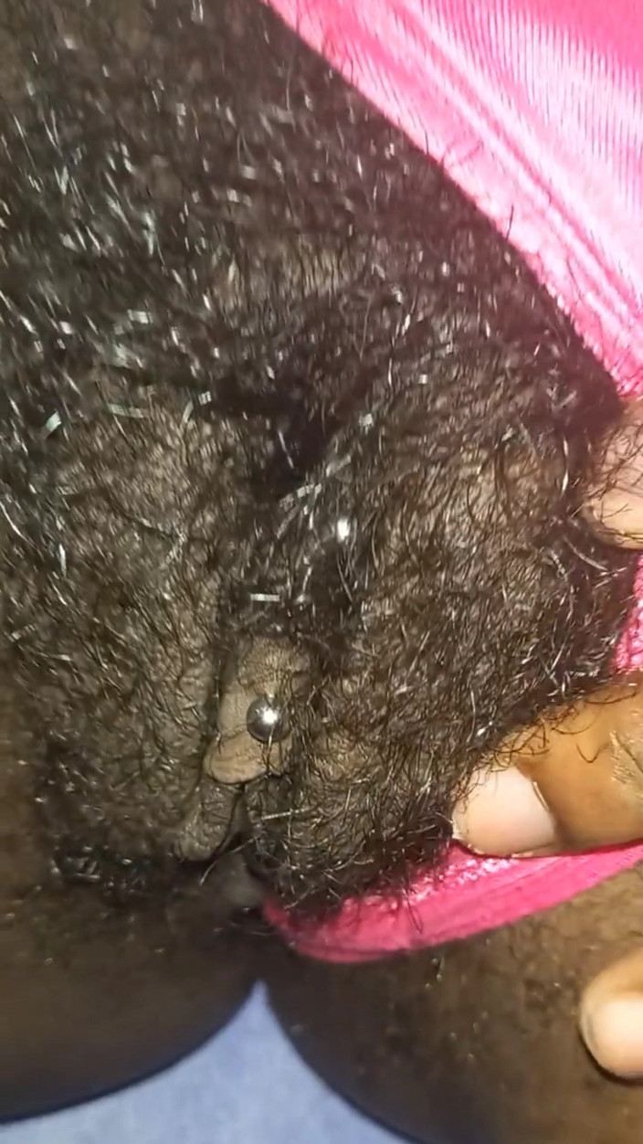 Super sexy ebony cuties: Memamerkan menggosok memek jembut tebalku closeup