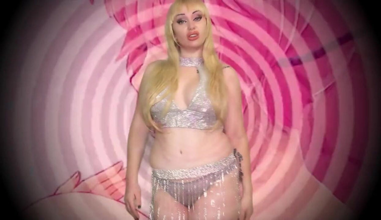 Goddess Misha Goldy: Transformasi ke dalam kontol kecil mengisap pelacur banci!