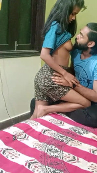 ジューシーな18歳のスキニーデジガールフレンドがインドの塊に犯される