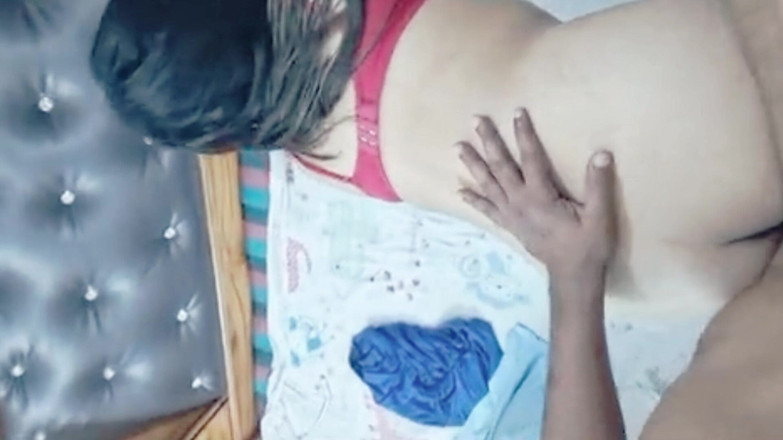Hot Nisha bhabhi: Büyük memeli yenge komşu devar ile sıkı amcıkla sikişiyor.