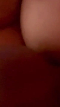 Une femme sexy jouit sur une grosse bite encore et encore
