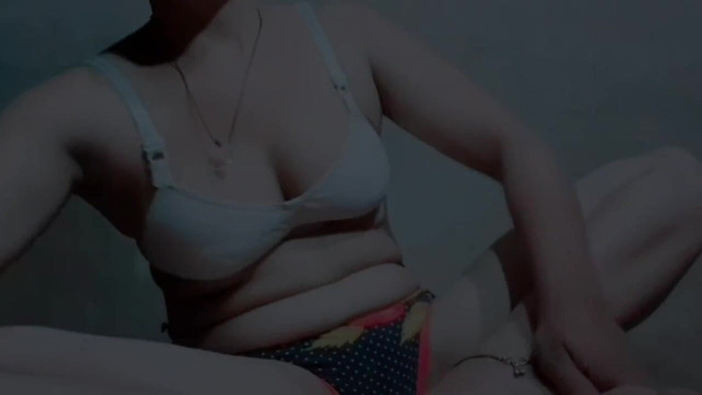 TricolorMusic3: Tubuhku mengidamkan sensualitas, aku entah bagaimana menenangkan tubuhku dengan masturbasi