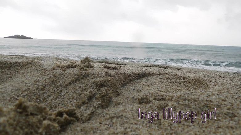 Inga lillypop girl: Teenager masturbiert am Strand