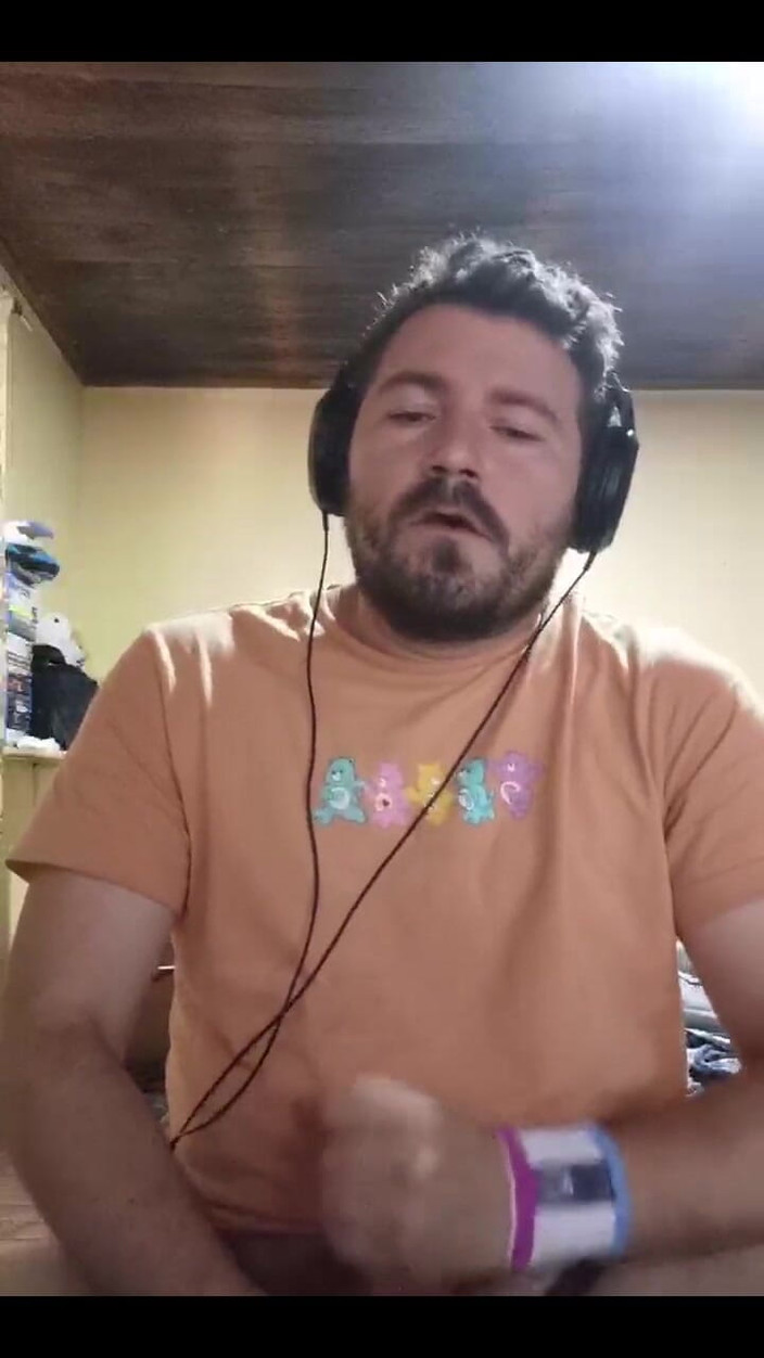 Rokkuman: Golpeando mi carne mientras juega