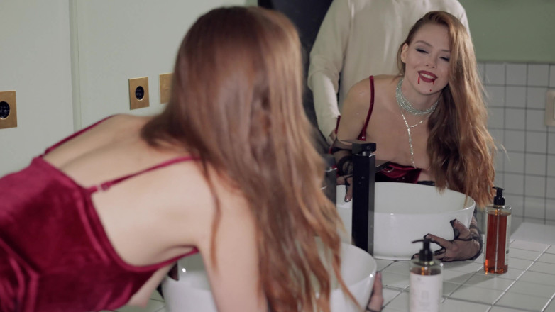 Arina Fox: POV : Aphrodite s'est déguisée en vampire lors d'une soirée et...